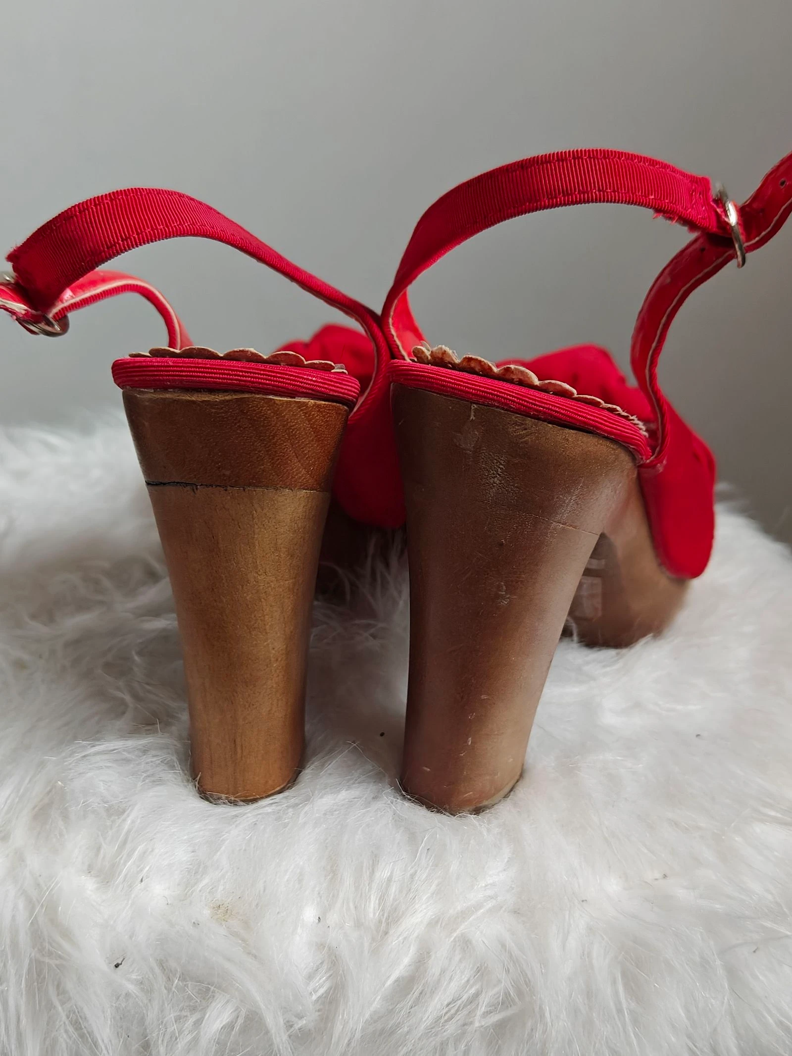 Sandales Oricca rouges avec talon bloc en bois et nœud – photo 4